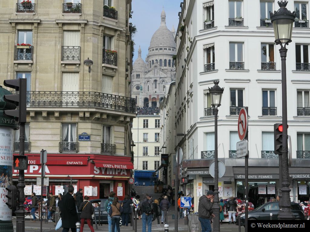 Montmartre was ooit een dorp op een heuvel bij Parijs maar tegenwoordig is het een wijk  in het 18e arrondissement van Parijs. Aan de voet van de heuvel ligt de Boulevard de Clichy met zijn seksclubs, cafés en nachtclubs.